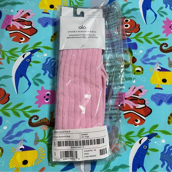New Alo Yoga Unisex Scrunch Socks in Sweet Pink - Picture 3 of 6